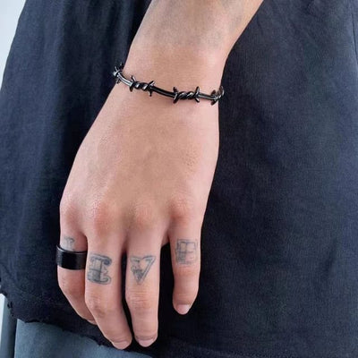 Santino - Brazalete de plumas de primera ley con diseño calado